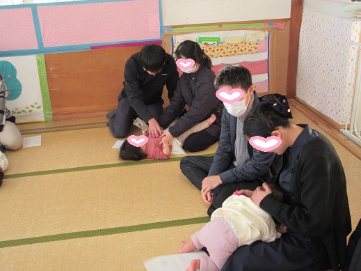 保護者とくすぐり遊びを楽しむ0歳児