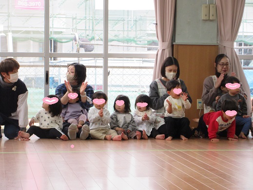 『バスにのって』の歌に合わせ体を動かす様子