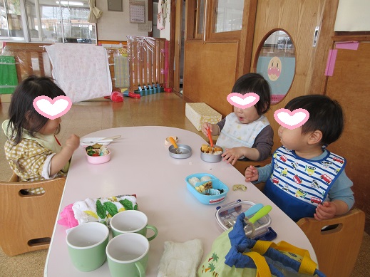 お弁当を食べる子どもたち