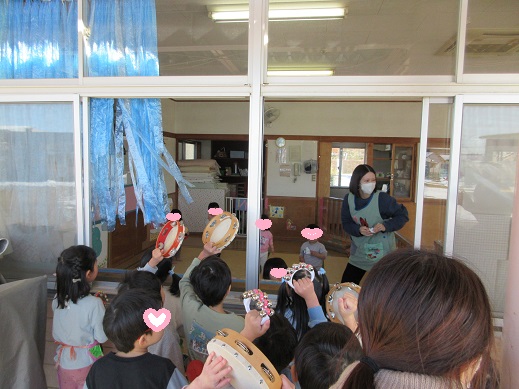 すみれ組のちんどん屋を見て驚くちゅうりっぷ組