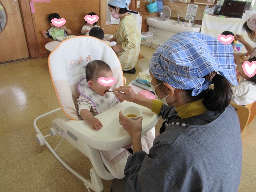 芋汁の香りが漂う食事室で離乳食を食べる0歳児