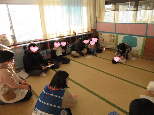 おうちの方とくすぐり遊びを楽しむ0歳児