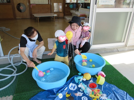 高いところから水を流します
