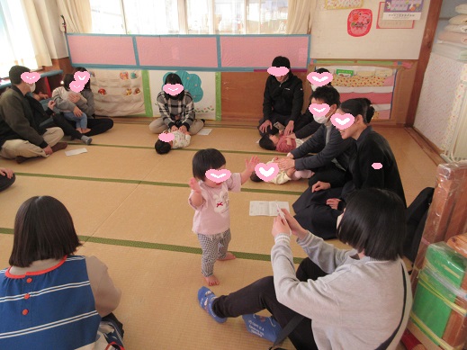 保護者と遊び喜ぶ0歳児