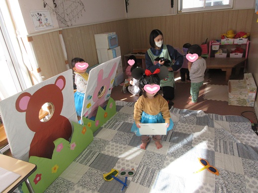 ちょうちょや動物の衣装を着けて楽しむ0歳児