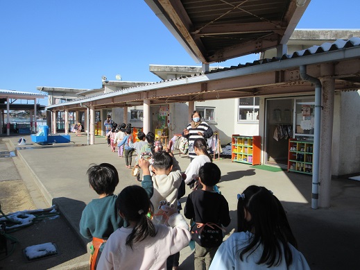 ちんドン屋さんになりテラスを練り歩くすみれ組