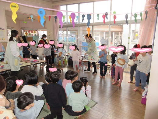 すみれ組のちんドン屋さんをみて心弾ませるさくら組