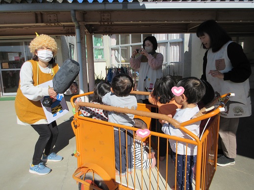 オニに変装した保育士を不思議そうに見る0歳児