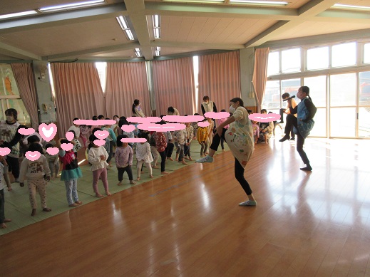 片足を上げるダンス