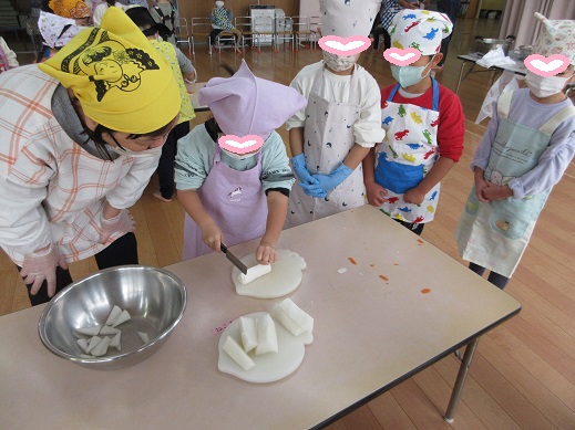 包丁で大根を切るすみれ組