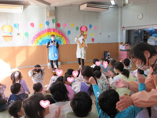 大根を当てて喜ぶ子どもたち