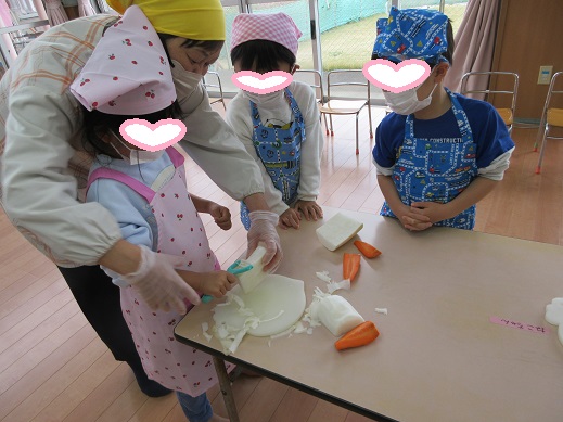 ピーラーで大根の皮をむく、さくら組