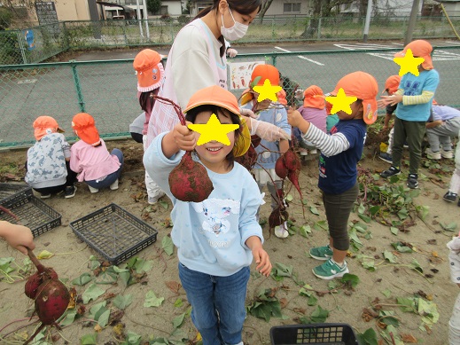 大きな芋を手に喜ぶ姿