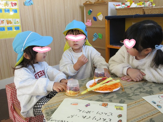 どんぐりカフェの店員役の年長児が、小さい子に優しく声かける様子