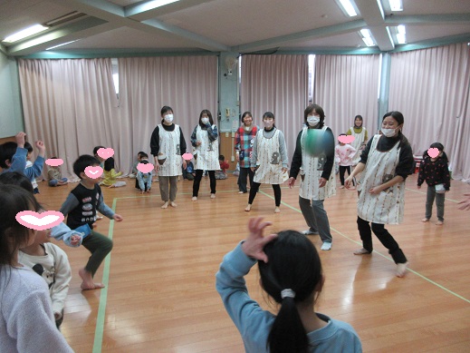 すみれ組VS先生たちのドッチボール対決