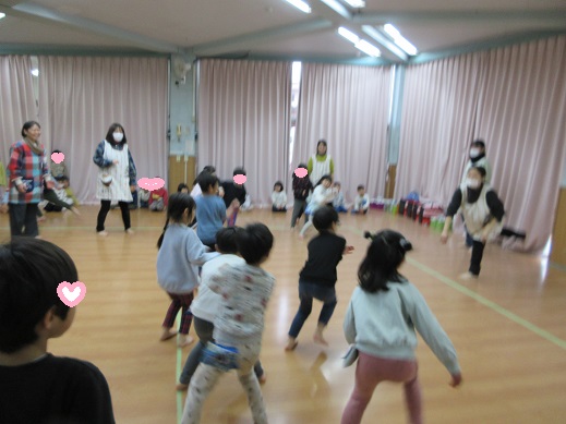 すみれ組VS先生たちのドッチボール対決