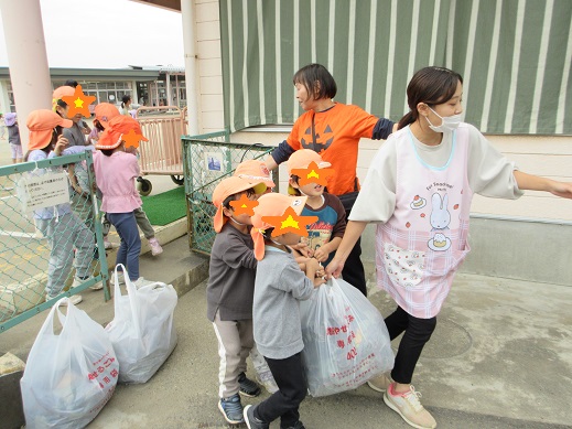 ごみ出しを手伝うすみれ組