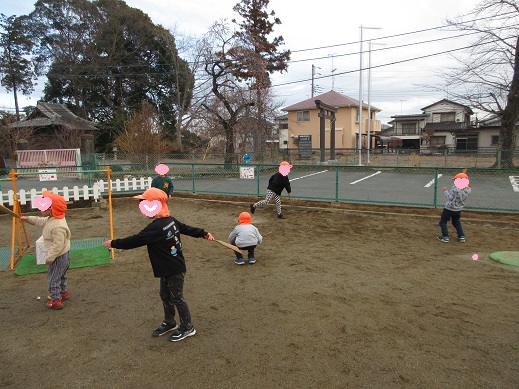 羽根つきを楽しむすみれ組