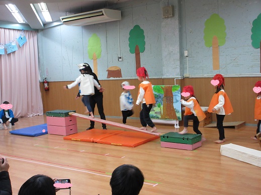 劇ごっこで傾斜の橋を渡るさくら組