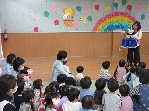 帽子から出てくるヤギの人形に喜ぶ0.1.2歳児