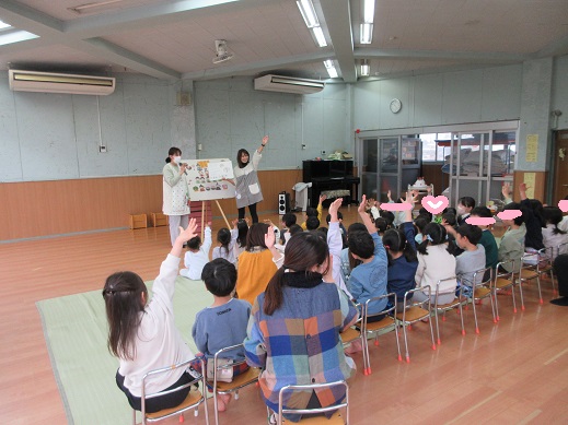 ひな祭りのクイズを楽しむ様子