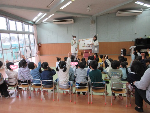 ひな祭りのクイズを楽しむ様子