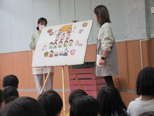 ひな祭りのパネルシアターを楽しむ様子