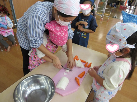 包丁で大根を切るすみれ組