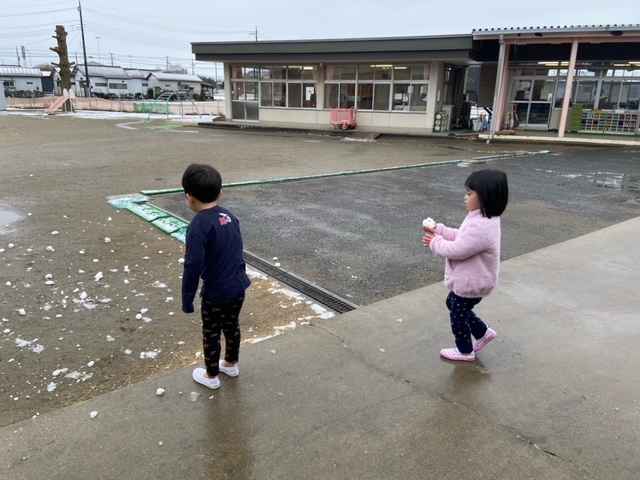 雪を投げる子供