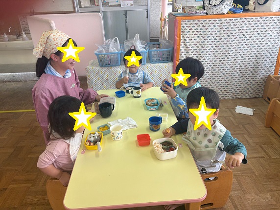 1歳児の食事の様子