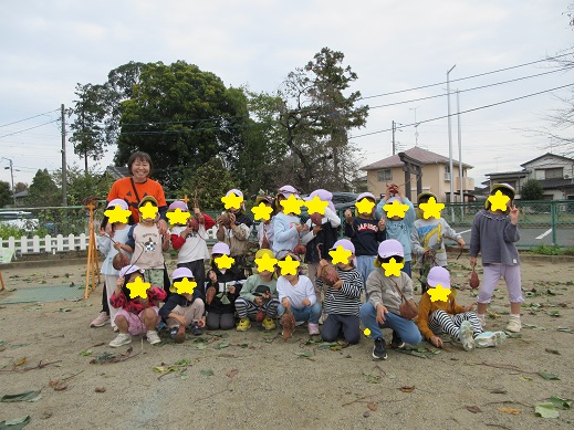 お芋を手に記念写真を撮るさくら組