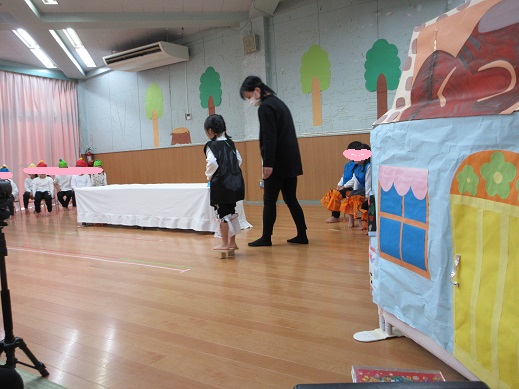 一本下駄に挑戦するすみれ組