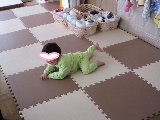 保育士に手洗いに誘われても『いやいや』と床に寝転がる1歳児