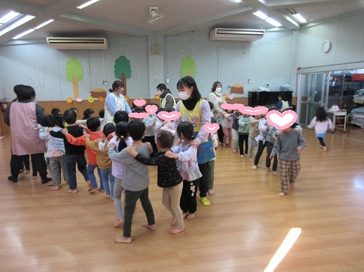 じゃんけん列車が一つにつながり喜ぶ様子