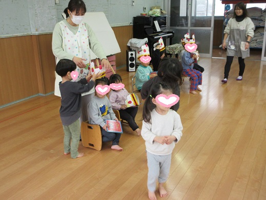 友だちからのプレゼントに喜ぶ子どもたち