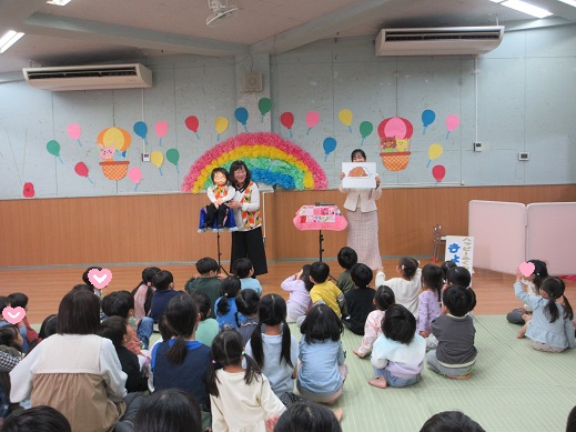 男の子の人形の腹話術