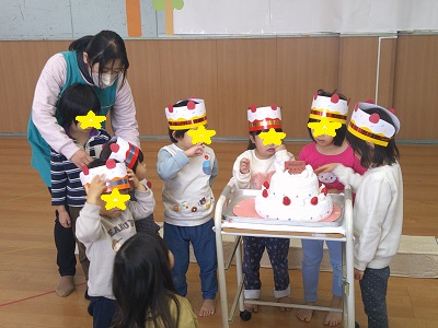 1月生まれの子どもたちは、誕生ケーキが運ばれると嬉しそうにケーキを囲みました。