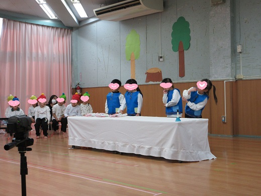 くびをかしげる様子