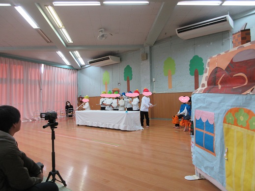 小人たちが靴を作る様子