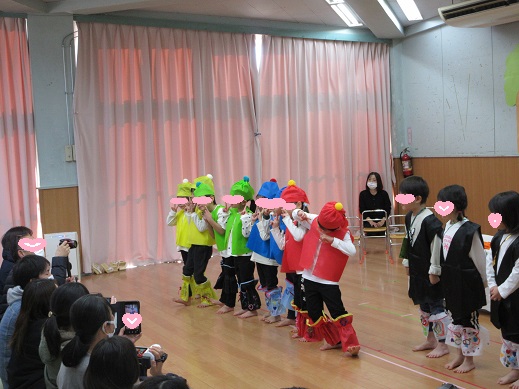 ポーズを決める小人たち