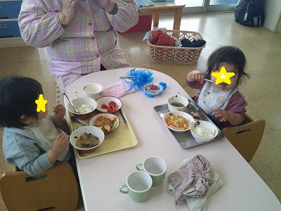 後期食、移行食の0歳児もスプーンを持ちおいしそうに食べました。