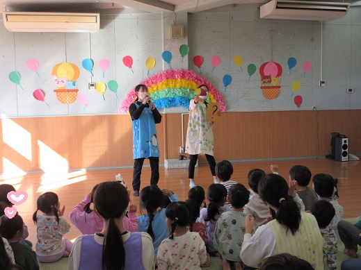 さつま芋えを正解し喜ぶ子どもたち