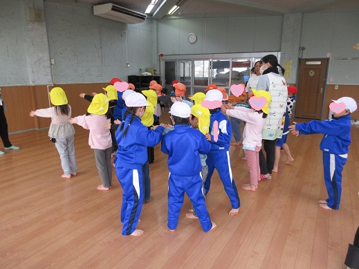 1年生に並び方を教えてもらう様子