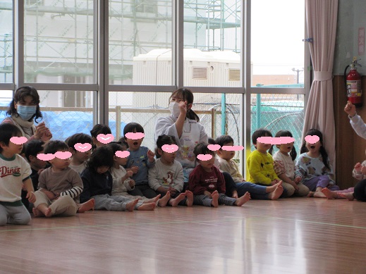 『バスにのって』の歌に合わせ体を動かす様子