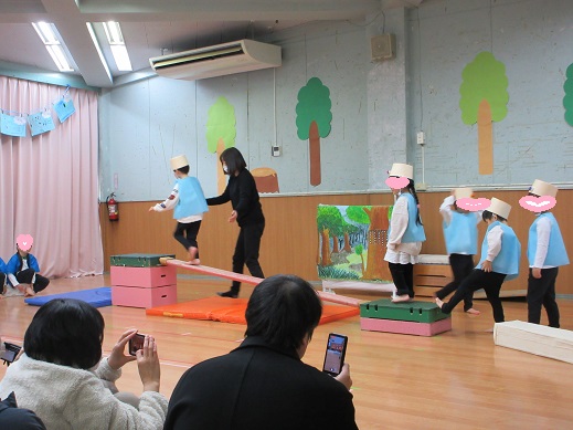 劇ごっこで傾斜の橋を渡るさくら組