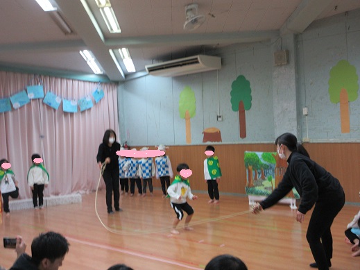 劇ごっこで大縄を跳ぶさくら組