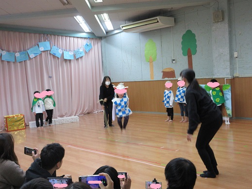 劇ごっこで大縄を跳ぶさくら組
