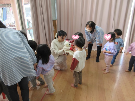 腹話術のパペットと握手する子どもたち