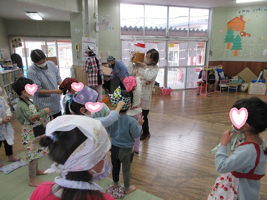 所長先生に味噌の状態を見せてもらう、すみれ組