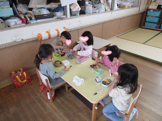 お弁当を食べる子どもたち